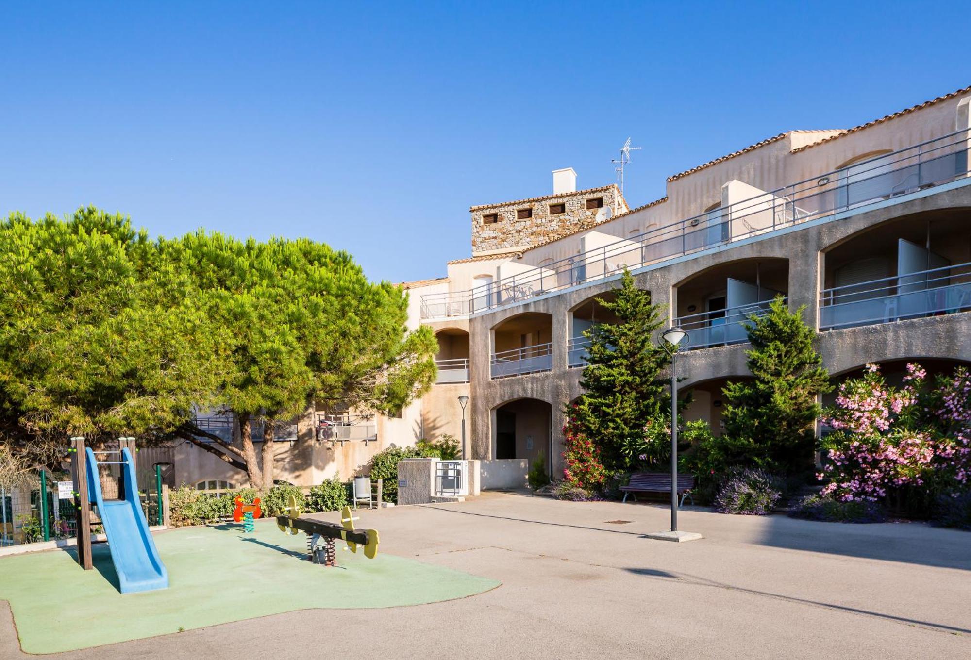 Ulvf Les Romarins Aparthotel Fleury  Exterior photo